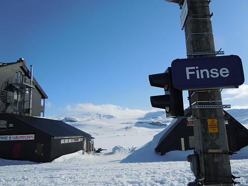 Finse stasjon med Hardangerjøkulen i bakgrunnen