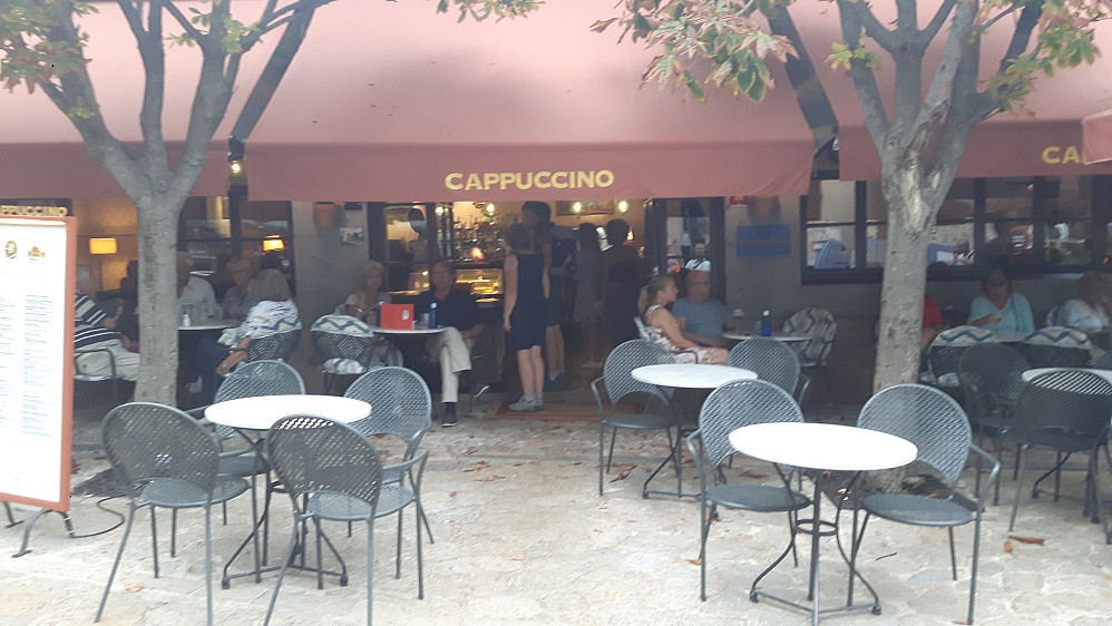 Til slutt en høyst overpriset cappuchino i turistmagneten Valdemossa. Stakkars Mette som måtte vente der.