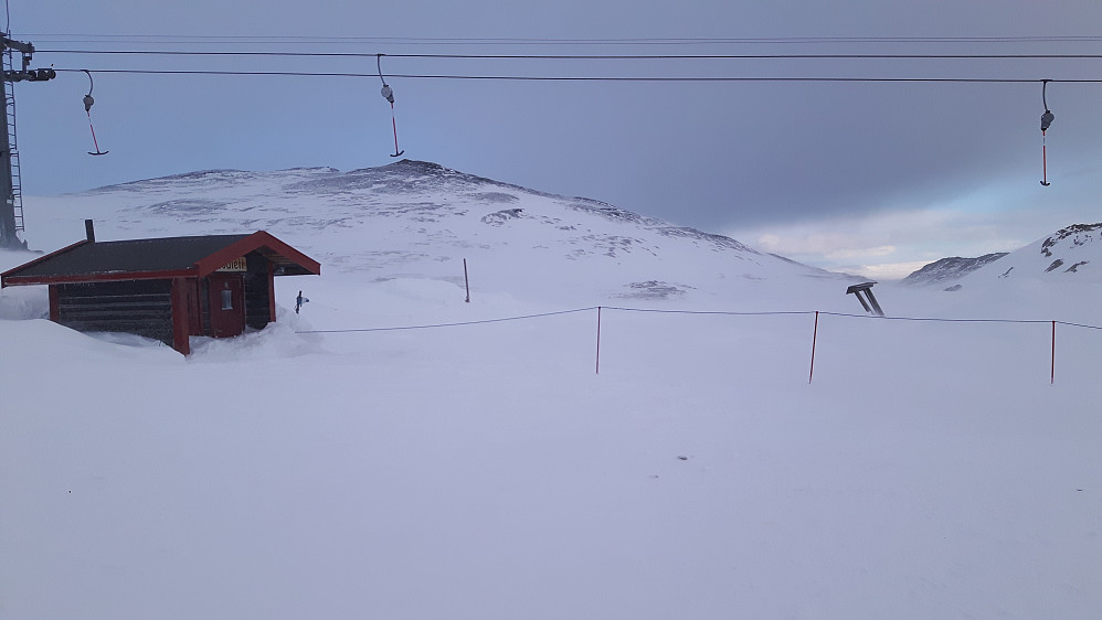 Sterk vind og snøfokk på toppen