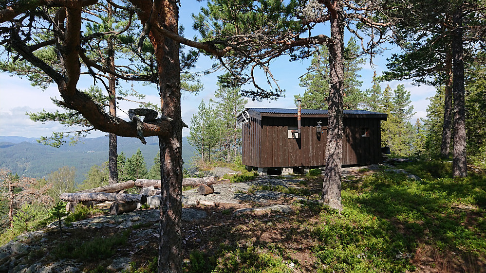 Den lille hytta med bålplassen