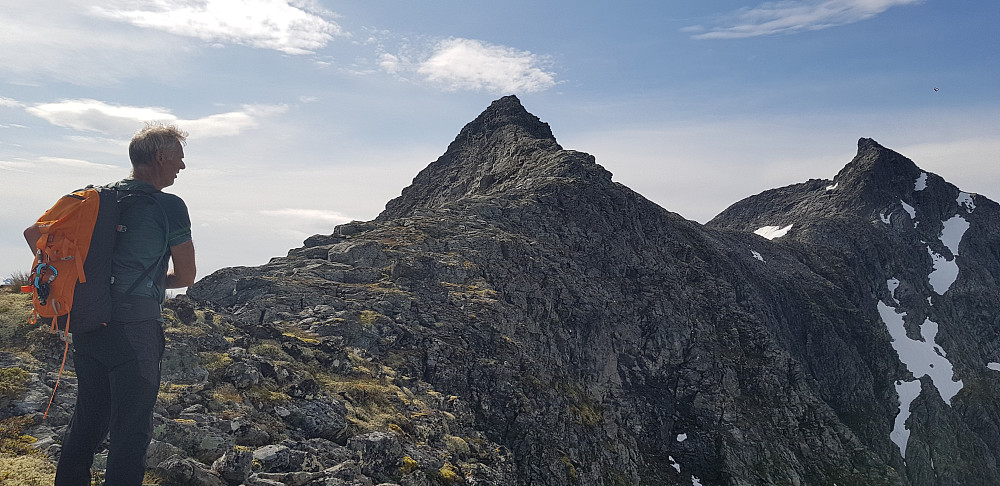 Ryggen til Austre Rokkekjerringa. Rokkekjerringa ligger fint i bakgrunnen.