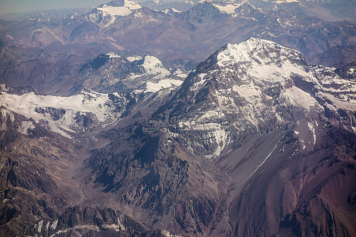 Aconcagua 6962m sett fra flyet. Til venstre i bildet er innmarsdalen og basecamp ligger innerst i dalen nedefor breen. 