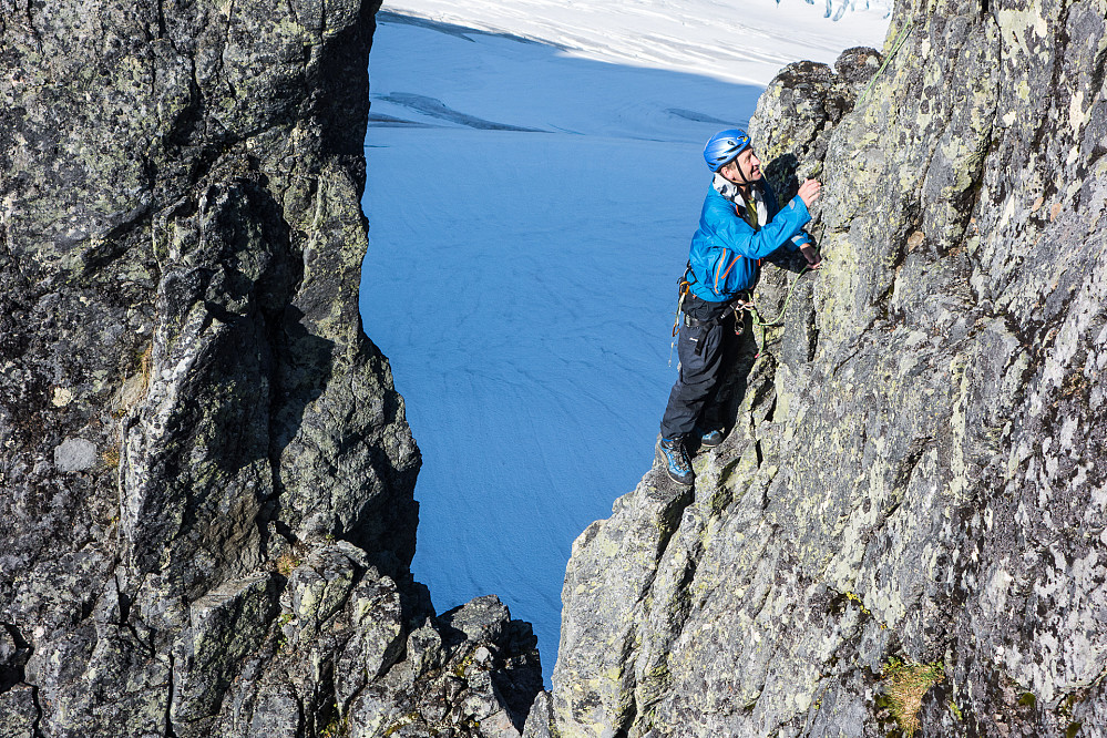 Arne klatrer på Tindefjells eneste faste stein. De tre første meterne opp fra skaret.