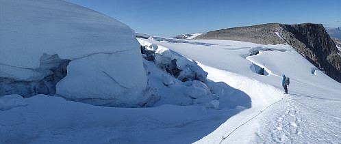 Vi blir litt små i disse omgivelsene, flere av disse gleppene var dype! Snøbruene holdt heldigvis denne dagen.