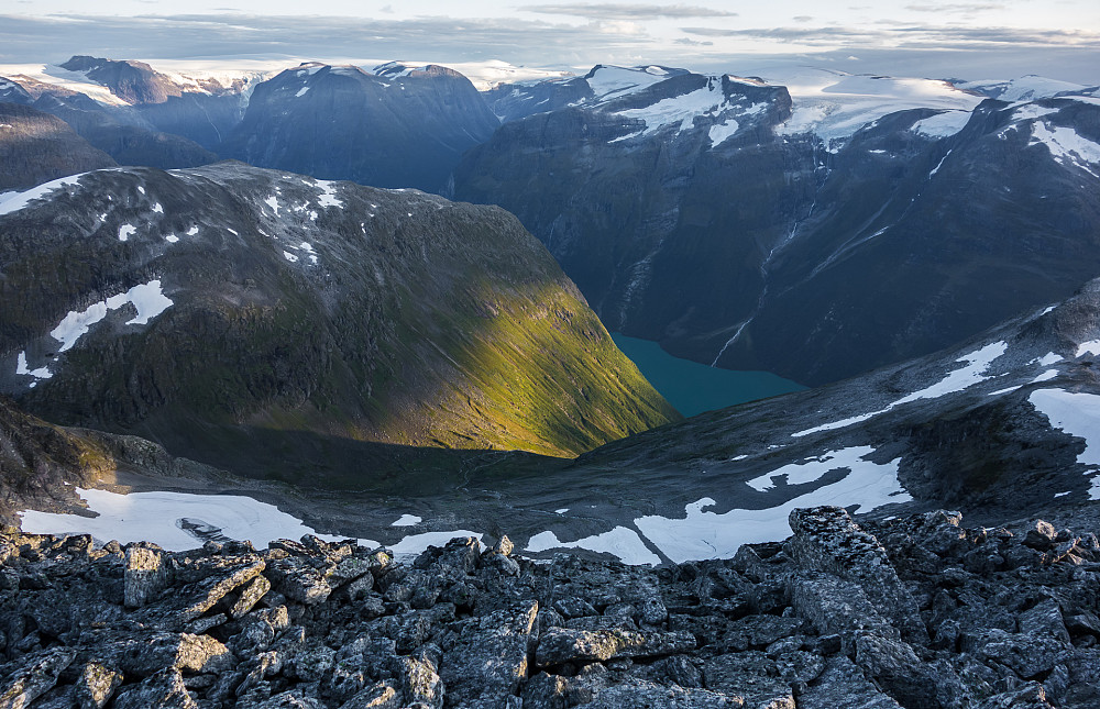 Sola gir fra seg de siste lysstrålene nede i dalstrøka ned mot Lodalsvatnet. Et fantastisk område her, jeg gleder meg til å samle toppene i horisonten!