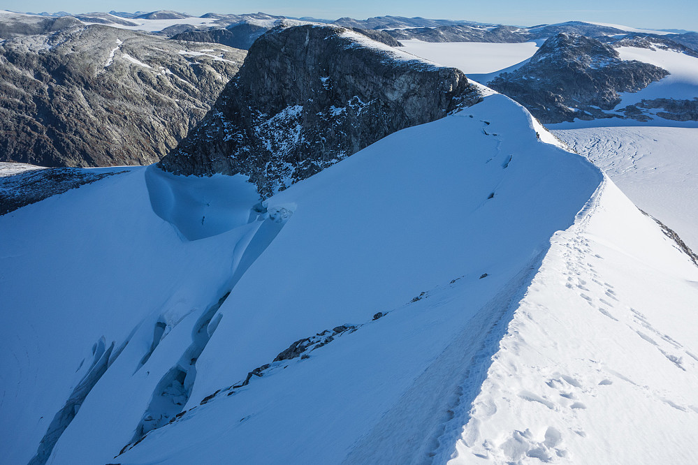 Fin snøegg mot nordtoppen av Tverrfjellet. Daniel og Øyvind midt på.