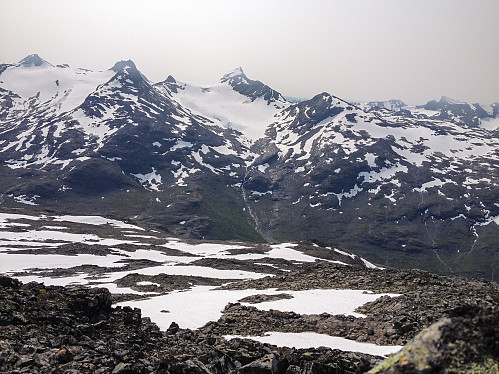 Uranosi er hverken den høyeste, spisseste eller den fineste toppen i bildet. Det er rett og slett den litt avrundede lave toppen til høyre for breen.