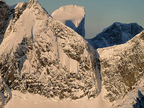 Store Ringstind med Berges skar og renne i forkant, Nørdre Midtmaradalstind til venstre