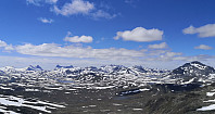 Etter hvert som det vinnes høyde blir utsikten innover Jotunheimen storslagen. Her sees flere kjente topper som Hjelledalstind, Koldedalstind, Falketind, Uranostind og Langeskavltind.