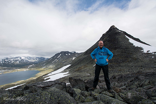 Rune foran Kyrkja, og med Leirvassbu langt der nede!