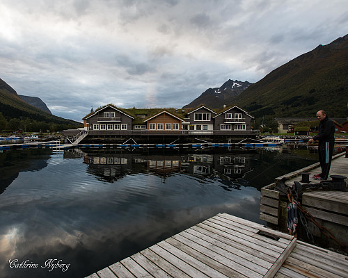 Sagafjord Hotell sett fra Hjørundfjorden.