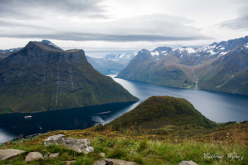 Utsikt ned til Hjørundfjorden <3