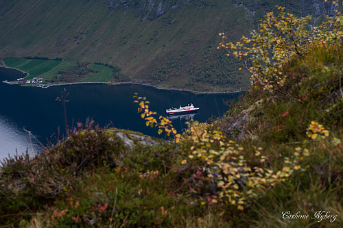 Hurtigruta på besøk i Hjørundfjorden.