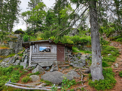 Hytta ved fjellet.