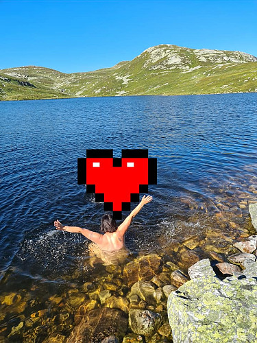 Avkjøling i ei tjenn på veien ned! Litt kaldt, men veldig deilig <3