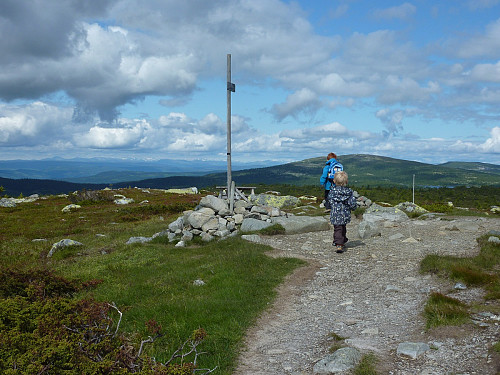 Ola og Eirik på toppen, 1012 moh. Nevelfjell bak.