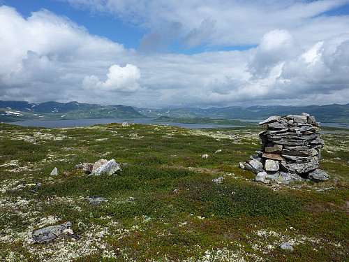 På toppen med utsikt nordover mot Stolsvatnet og Djupsvatnet.