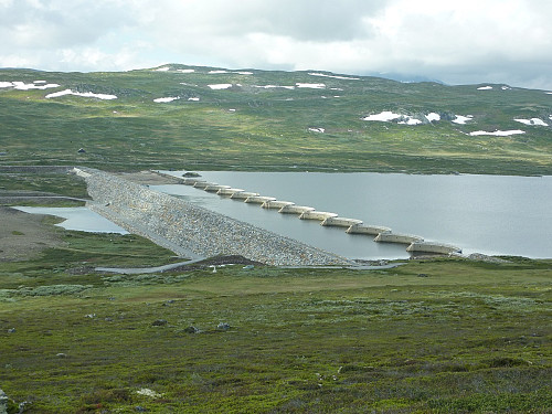 Dagens jobboppdrag, deformasjonsmålinger på Stolsvassdammen, en 600 meter ny dam som erstatter den gamle.