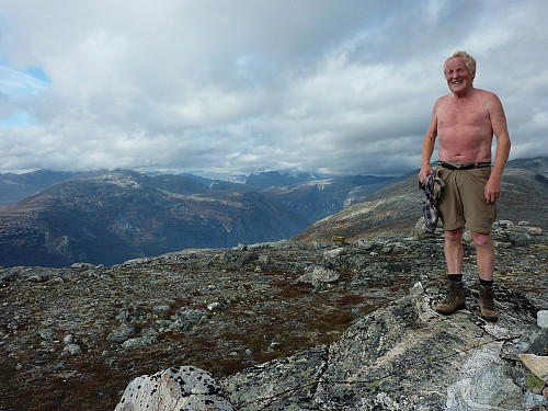 Gunnar på toppen med Romsdalen nedenfor.