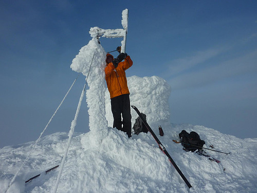 Morten gjør dagens gode gjerning med å fjerne is fra antenna på toppen.