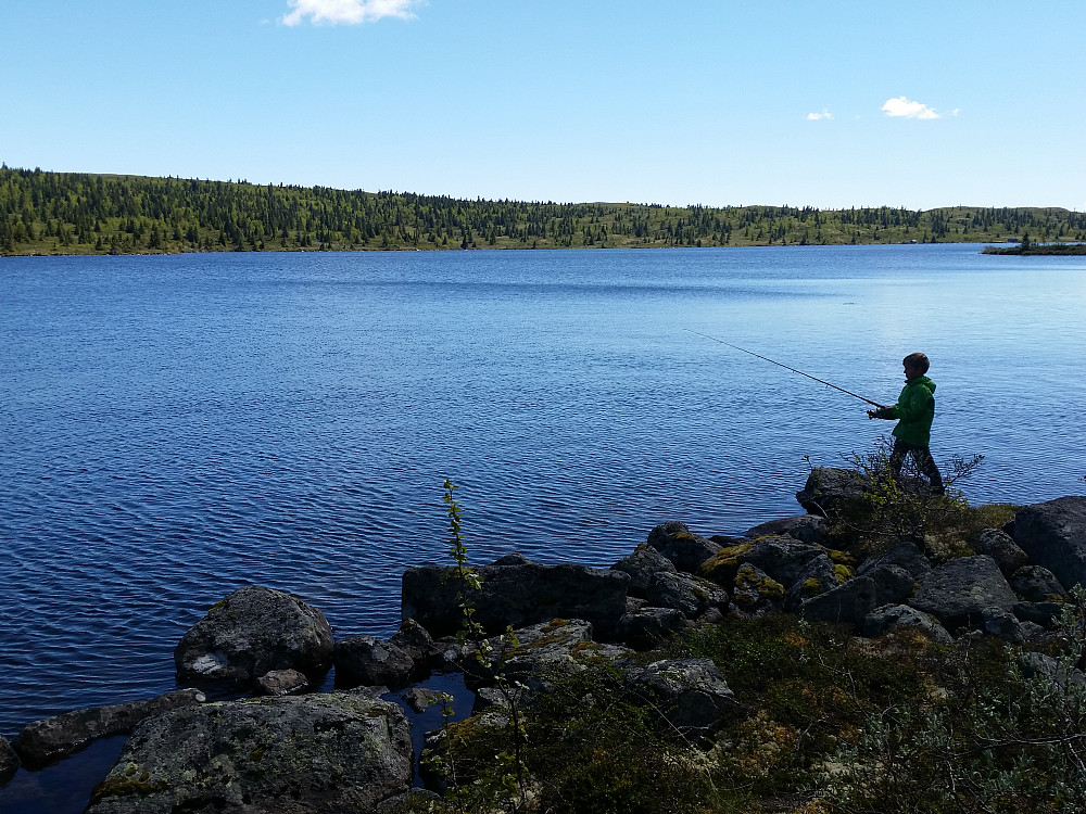 Eirik liker å fiske.
