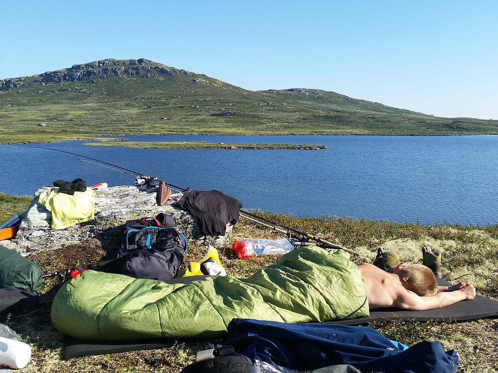 Eirik ville slappe av litt etter en natt under åpen himmel.
