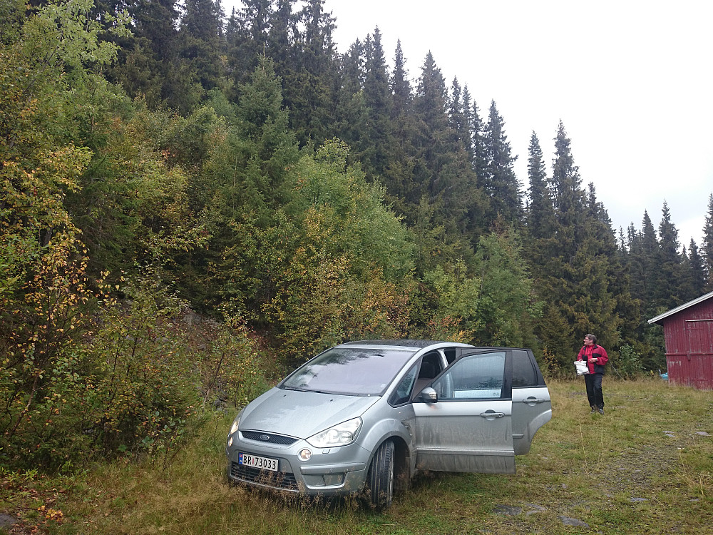 Her starter det en sti bak bilen.