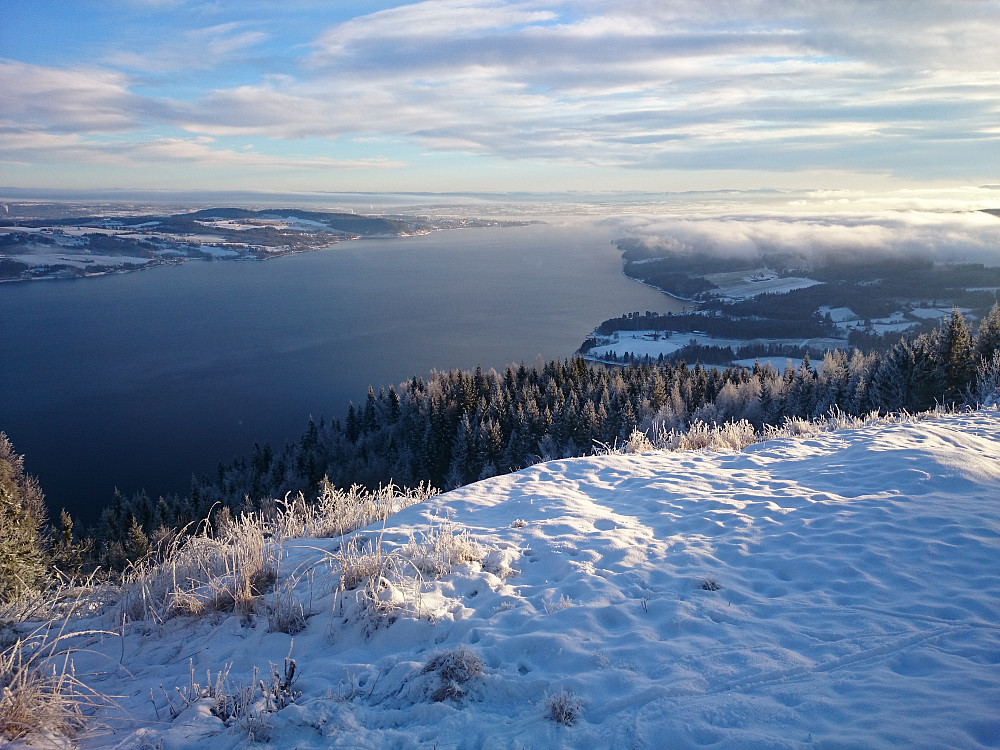 Flott utsikt over Mjøsa og mot Hamar.