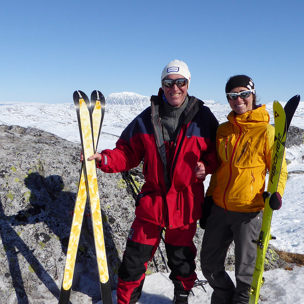 Toppen av Bossnuten, Gaustatoppen i bakgrunn. Pappas første tur på lette randoneeski