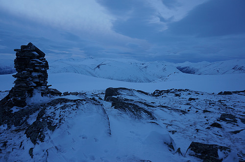 Elghøa 1446 moh. i kveldslys, godt med hodelykt på turen ned igjen. Isete føre over skoggrensa.