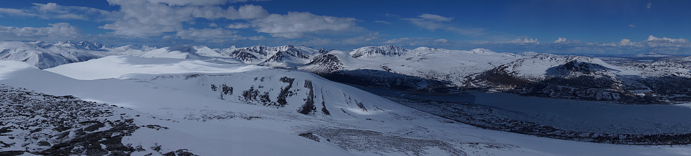 Fin utsikt fra toppen av Storhornet, mange kjente fjell: Snydda,Neådalssnota,Gjevilvasskamman  og Blåhøa.