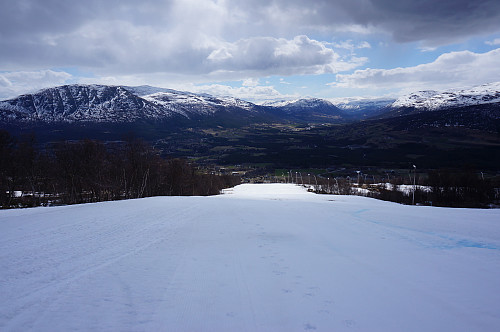 Begynner å bli grønt i sentrum men fortsatt muligheter til fine skiturer i fjellet.