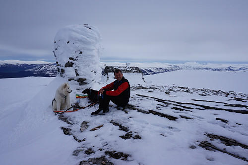 Tundra og Johan koser seg på toppen av Storhornet.