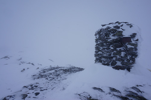 Surt på toppen av Brattskarven, skodde og snø i lufta.