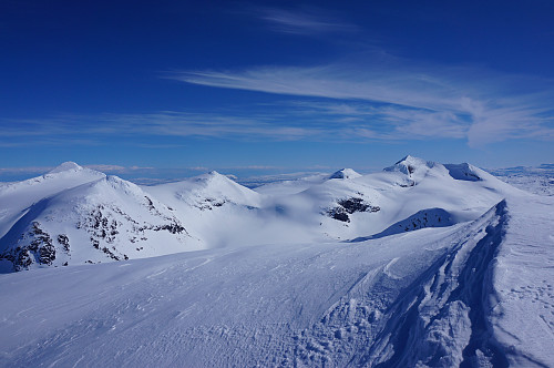 Fin utsikt fra toppen av Sårjåstjåhkkå Nordøst 1690 moh. Ser her fra venstre lengst bak Suliskongen, Dama, Sluskhatten,Knekten,Vágnatjåhkkå,Stortoppen og Vardetoppen.