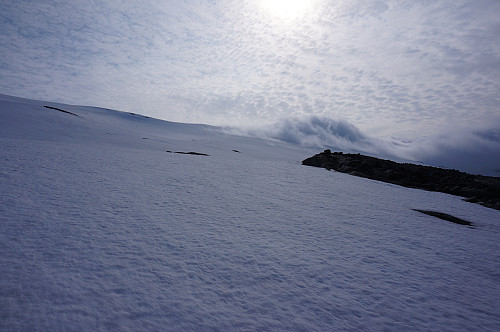 Tåka lå tett over toppen på Høgtuvbreen der vi skulle, men håpet den ville lette etterhvert.