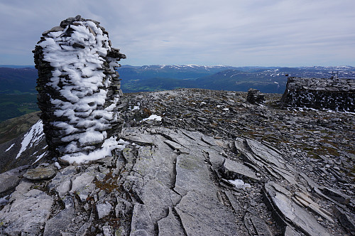 Nysnø på toppen, 17 juli 2015.