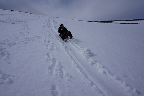 Lek og moro på tur ned igjen, rompeakebrett og snowblades er tingen