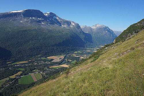 Ser ned mot Grøa med Kaldfonna bak.