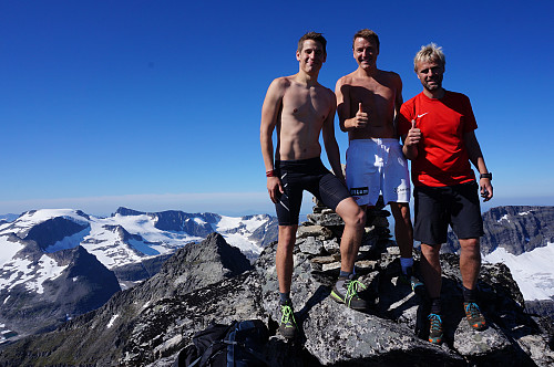 Førstebestigere til Trolla,som var veldig fornøyd med å komme på toppen.