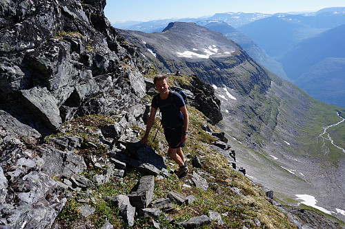 Egil var fornøyd med å ha besteget toppen 8 ganger men han har gått selv ned 7 ganger, måtte ha helikopter tur ned en gang da han skled ned ei renne å brakk foten....