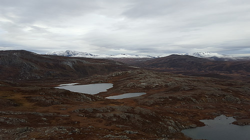 Litt nysnø på de høyeste toppene.