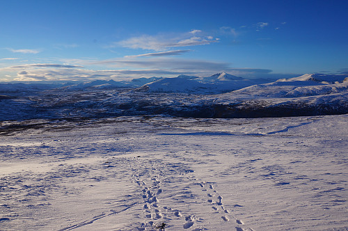 Fortsatt fottur ser mot Snøhetta.