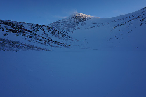 Valgte å følge bekkdalen ned fra vann 1440 til Sandåtjønna pga. lite snø normalveien. 