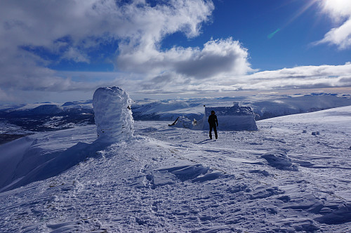Sur kald vind på toppen, da er hytta god å søke ly i.