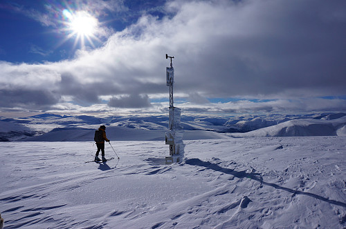  Vi fortsatte videre til den nye målestasjonen som Meteorologisk institutt har satt opp, den drives av batterier som lades via solcellepanel, og data som måler temperatur og vind sendes Meteorologisk instiutt hver time.