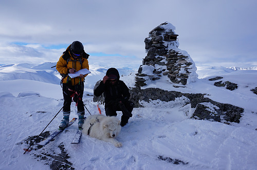 Kirsti og Egil skriver seg inn i vardeboka.
