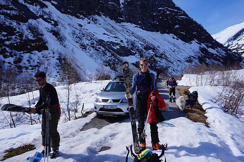 På med skia ved parkeringen Bjørnstegane, Bjørn og Omer gjør seg klare. 