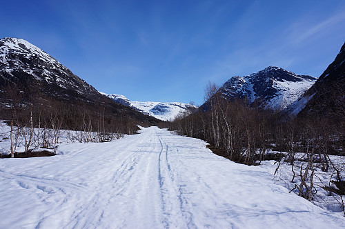 Greit med snø etter veien innover mot Fåbergstøylen.