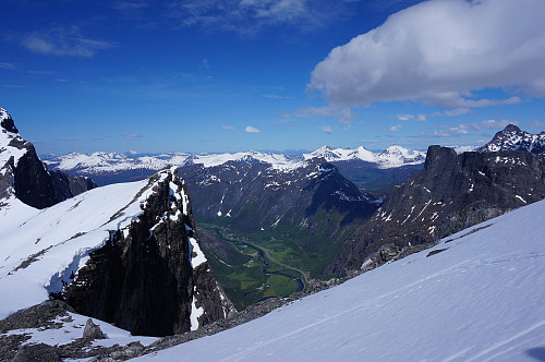 Fin utsikt ned i Romsdalen, Mjølvafjellet, Blånebba og til høyre Romsdalshornet og Venjetinden. 